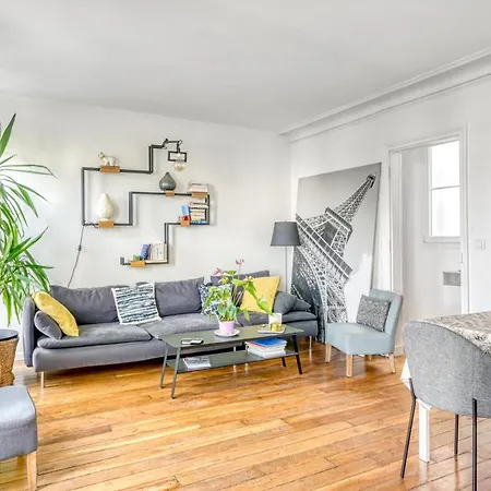 Stunning 2br + Balcony + View Parigi