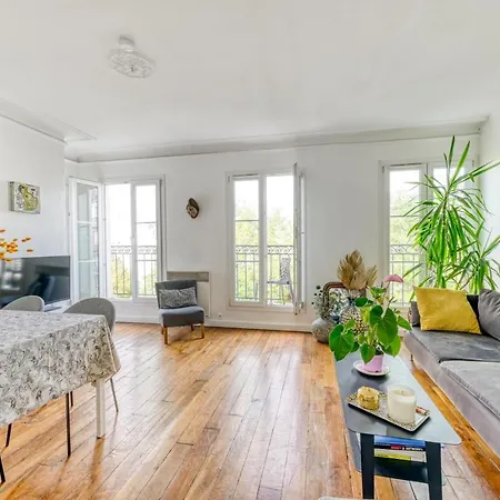 Stunning 2br + Balcony + View Parigi