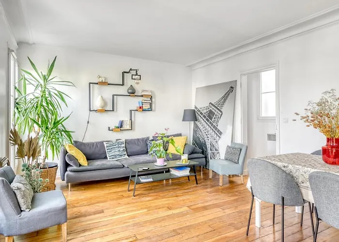 Stunning 2br + Balcony + View Parigi