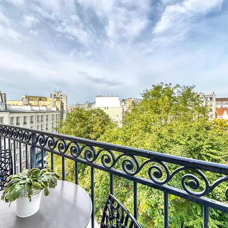 Stunning 2br + Balcony + View Apartament