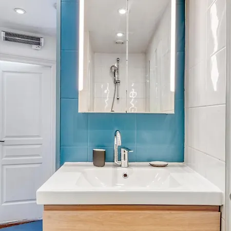 Stunning 2br + Balcony + View Apartman *