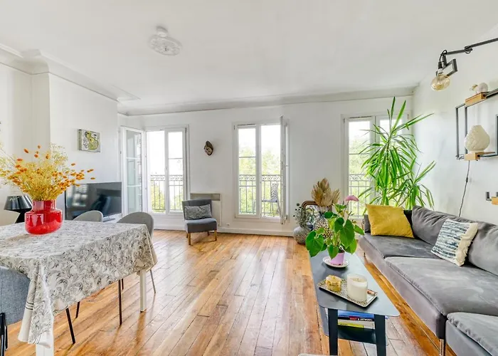 Stunning 2br + Balcony + View Paris