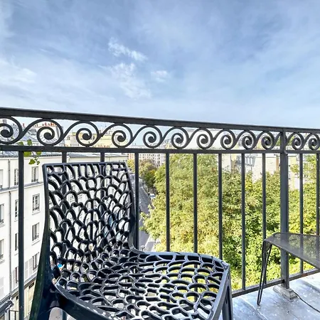 Stunning 2br + Balcony + View Apartament Paryż