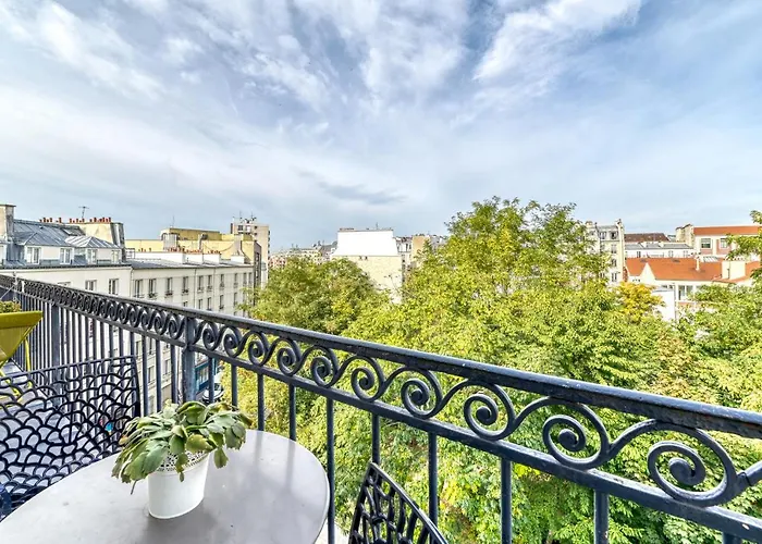 Stunning 2br + Balcony + View 아파트